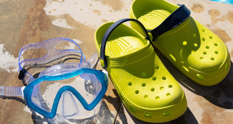 Esta es la razón por la que no deberías usar 'chalas' en verano: expertos recomiendan el pie descalzo