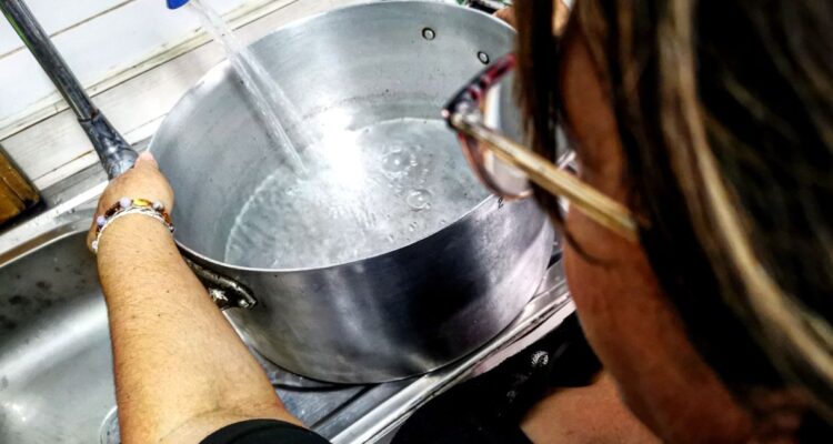 Cuánto tiempo dura guardada el agua de la llave y dónde es mejor almacenarla