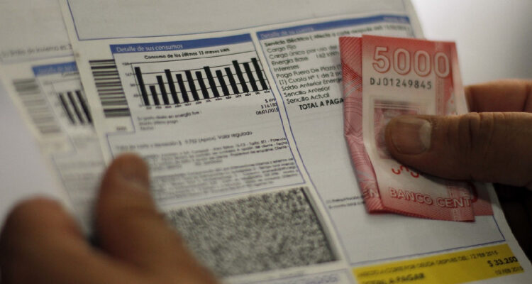 Una cuenta de luz y un billete de 5 mil pesos