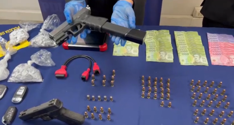 Armas, municiones, drogas y dinero incautados en loas allanamientos.