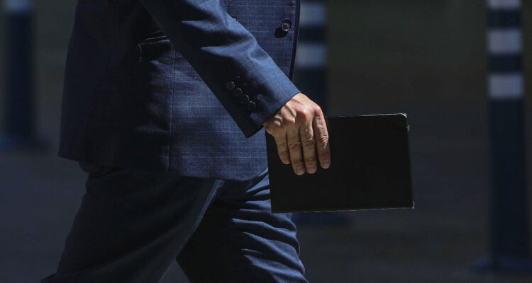 Mercado laboral sigue bajo presión: desempleo se sitúa en 8,5% a nivel nacional y en 9,4% en la RM