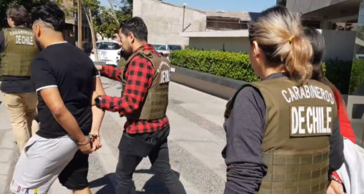 Detienen a sujeto por microtráfico en Independencia: lanzó arma y drogas por el balcón
