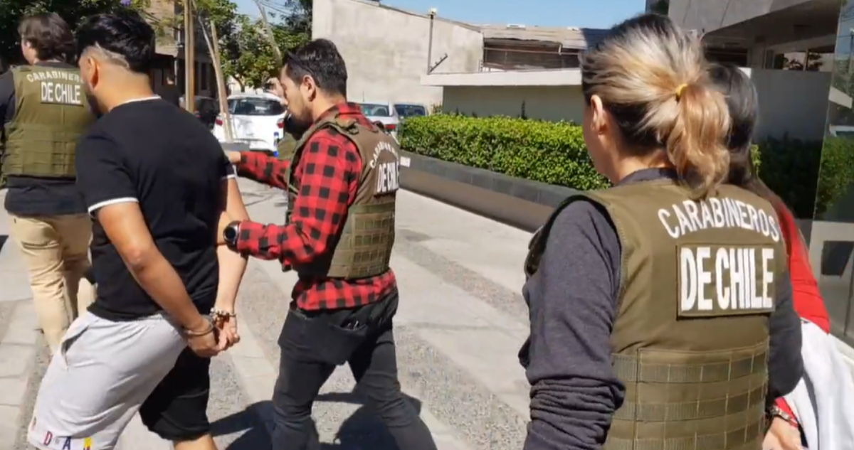 Detienen a sujeto por microtráfico en Independencia: lanzó arma y drogas por el balcón