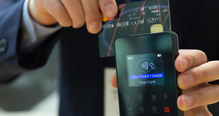 Chilenos entre 40-45 años son los que tienen mayor nivel de deudas: se debería a una compra específica