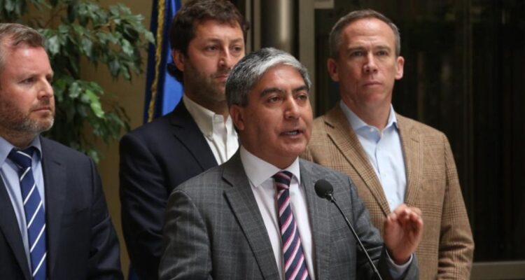 Pensiones de gracia: diputados UDI piden que Contraloría aclare si Boric puede revocar el beneficio