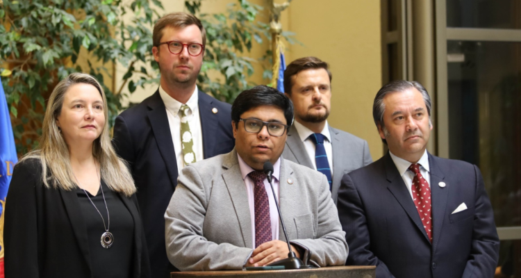 Pensiones de gracia: Republicanos presentan denuncia ante Fiscalía tras informe de Contraloría