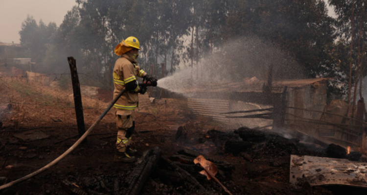 Chiloé: 10 incendios forestales se encuentran activos en diversos sectores de la provincia