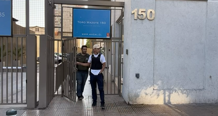 Sujeto ingresó a edificio de Estación Central y baleó a un vehículo: hubo cerca de 30 tiros