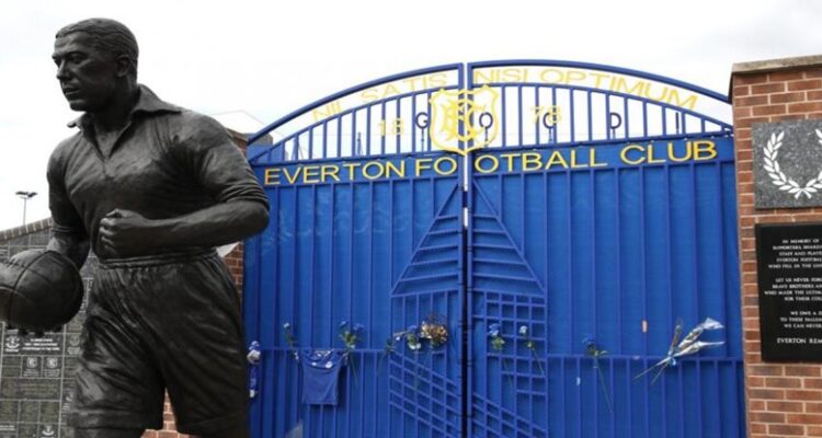 Dixie Dean y su estatua en el estadio del Everton