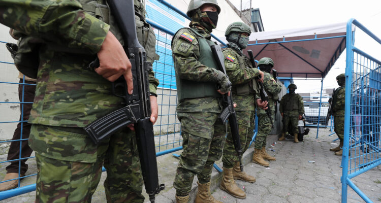 Soldados ecuatorianos prestan guardia en la entrada de la cárcel del Inca tras un amotinamiento