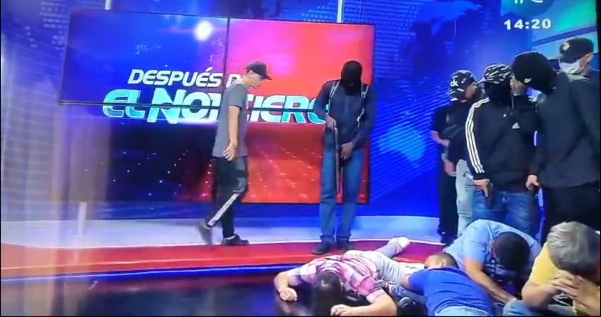 Delincuentes armados irrumpen en canal de televisión de Ecuador y secuestran a periodistas al aire