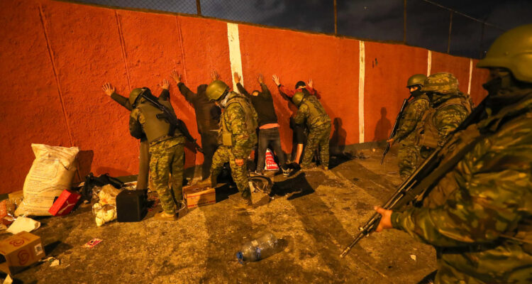 Militares realizan un control de armas en las calles de Quito