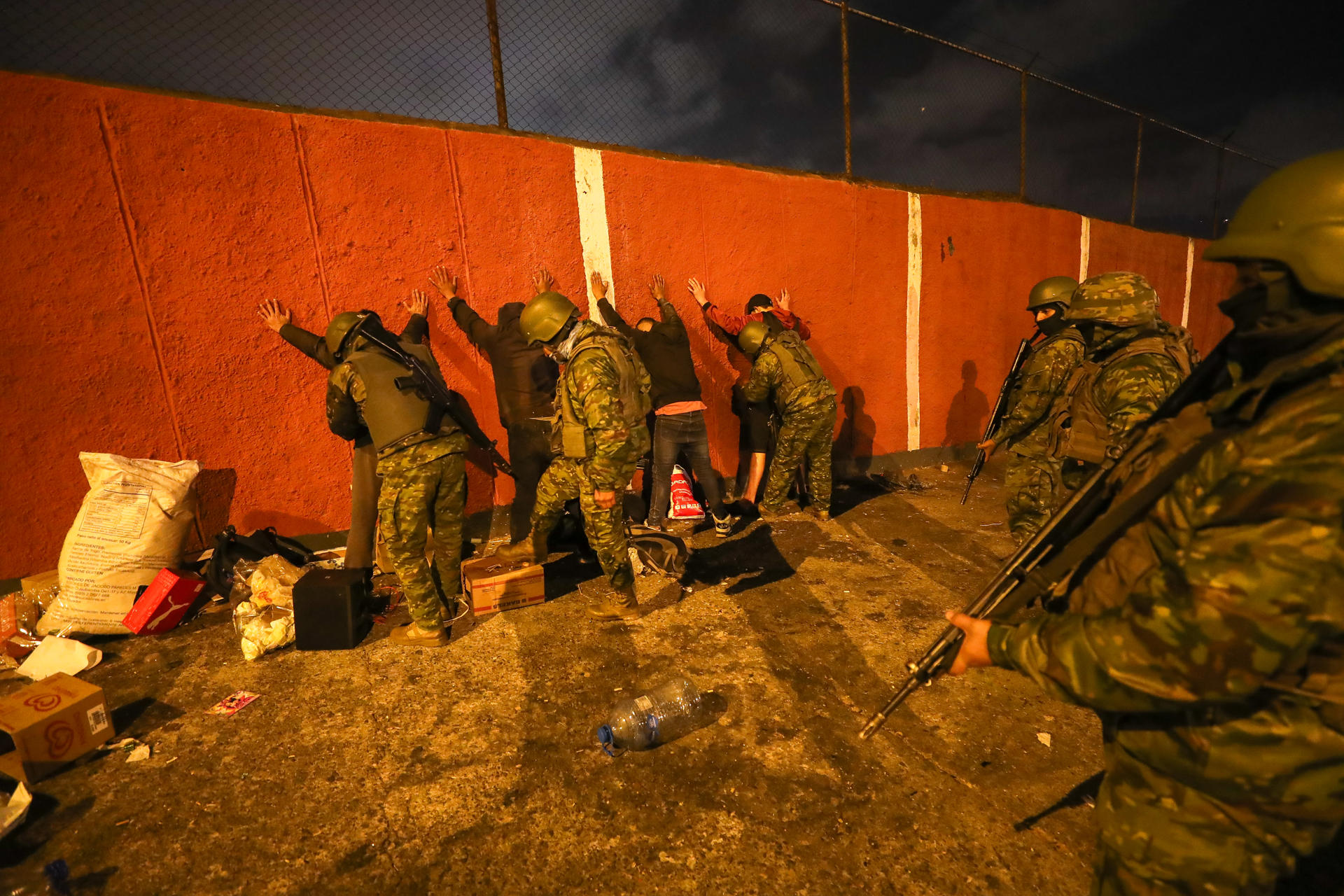 Militares realizan un control de armas en las calles de Quito