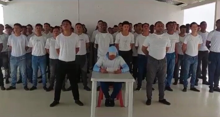 Ecuador: grupos criminales “piden disculpas” a la ciudadanía pero amenazan a Noboa con más violencia