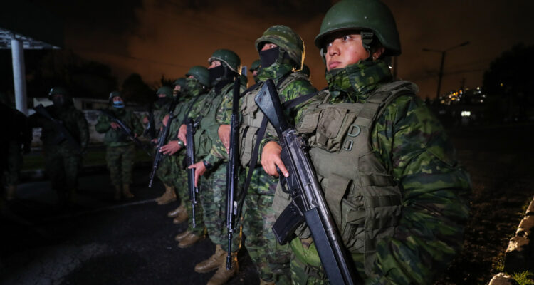 QUITO (ECUADOR) 14/01/2024.- Militares ecuatorianos realizaron hoy, un operativo de control de armas y respetar el toque de queda, por las calles de la capital de Ecuador. EFE/José Jácome