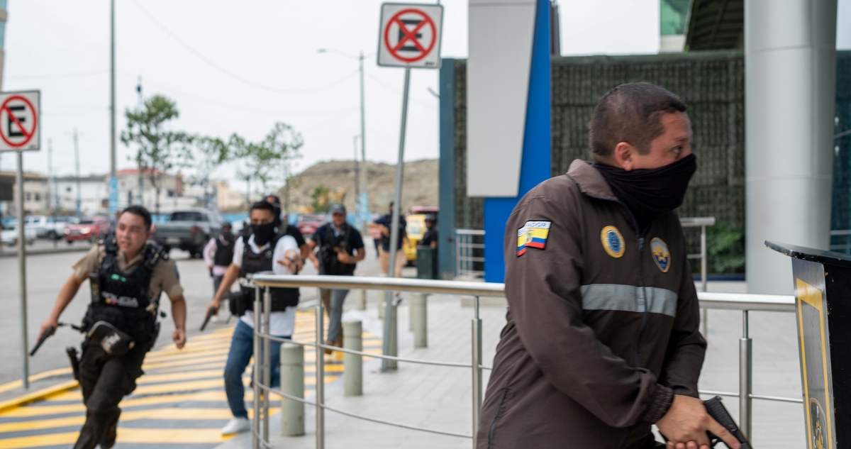 Al menos 10 muertos y 70 detenidos deja ola de violencia en Ecuador