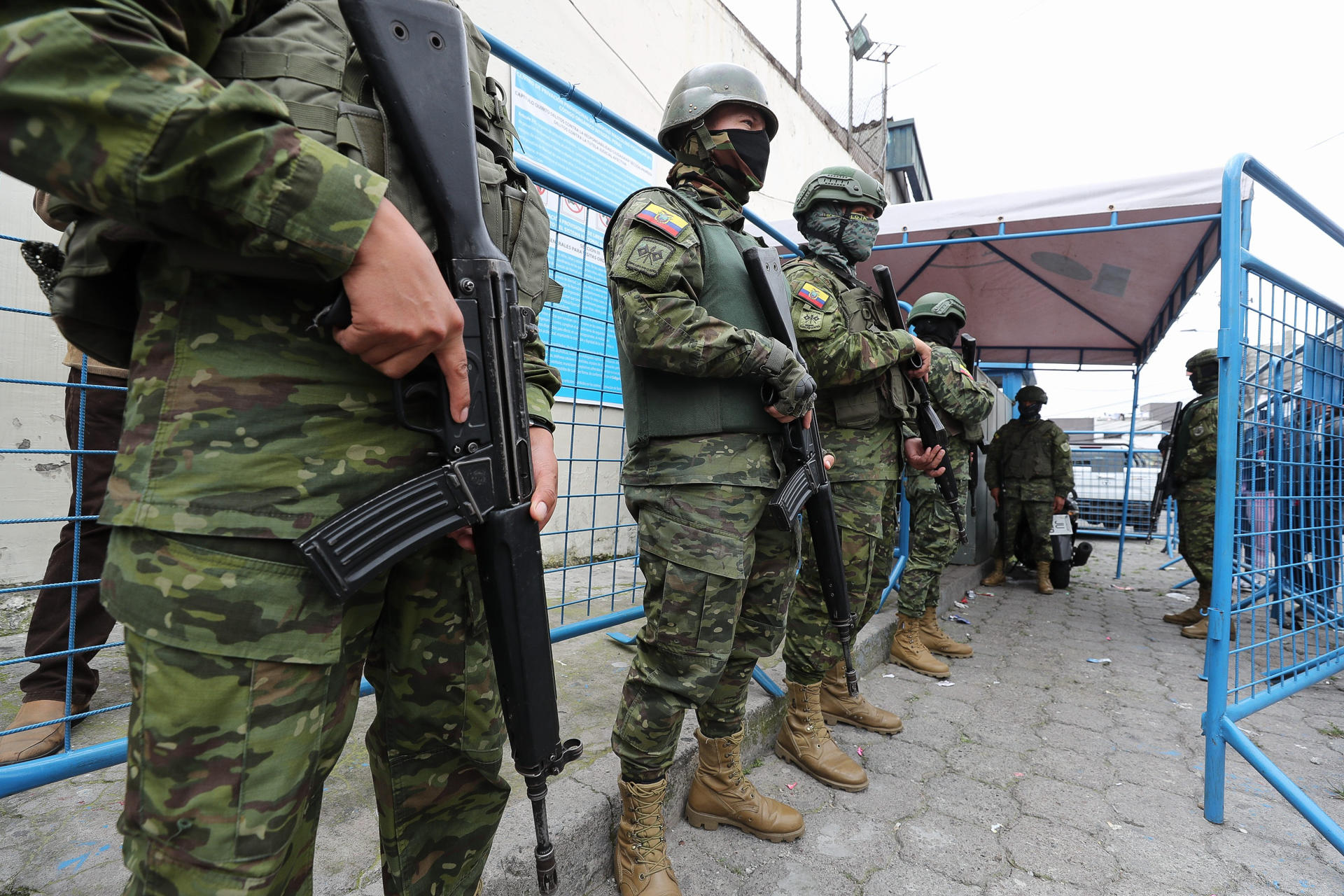 Soldados ecuatorianos prestan guardia en la entrada de la cárcel del Inca tras un amotinamiento