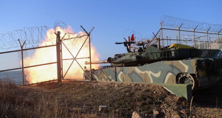 Un tanque surcoreano disparando durante ejercicios con fuego real en la isla fronteriza de Baengnyeong 
