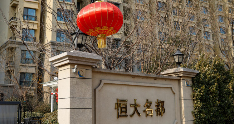 Evergrande y sus filiales paran su cotización tras desplomarse por orden de liquidación