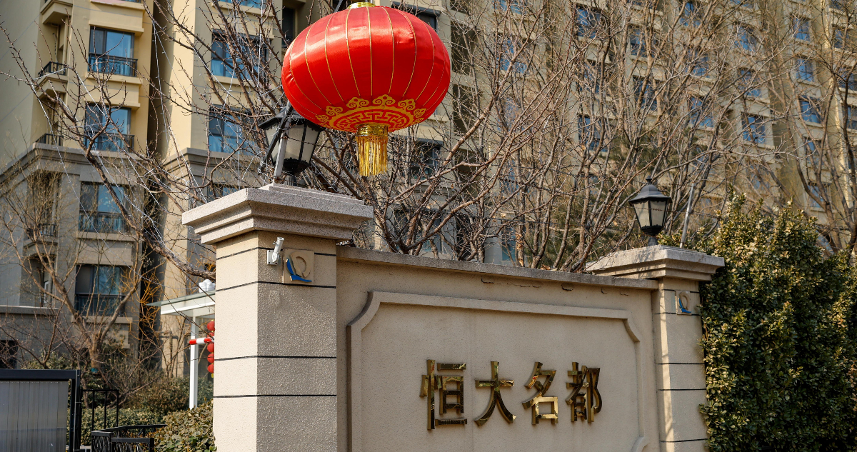 Evergrande y sus filiales paran su cotización tras desplomarse por orden de liquidación