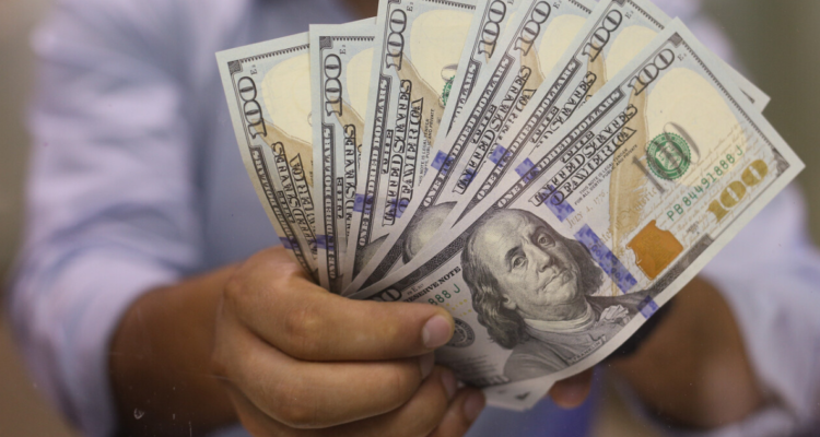 Expertos proyectan que precio del dólar se mantendrá en torno a los $900