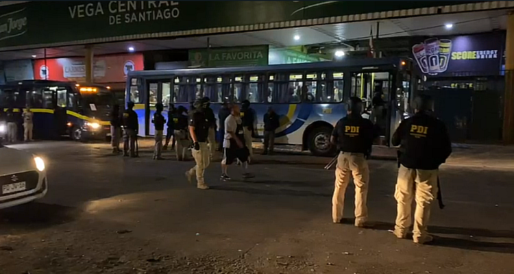 Más de 120 extranjeros detenidos deja operativo PDI en Recoleta: se incautaron drogas y armas