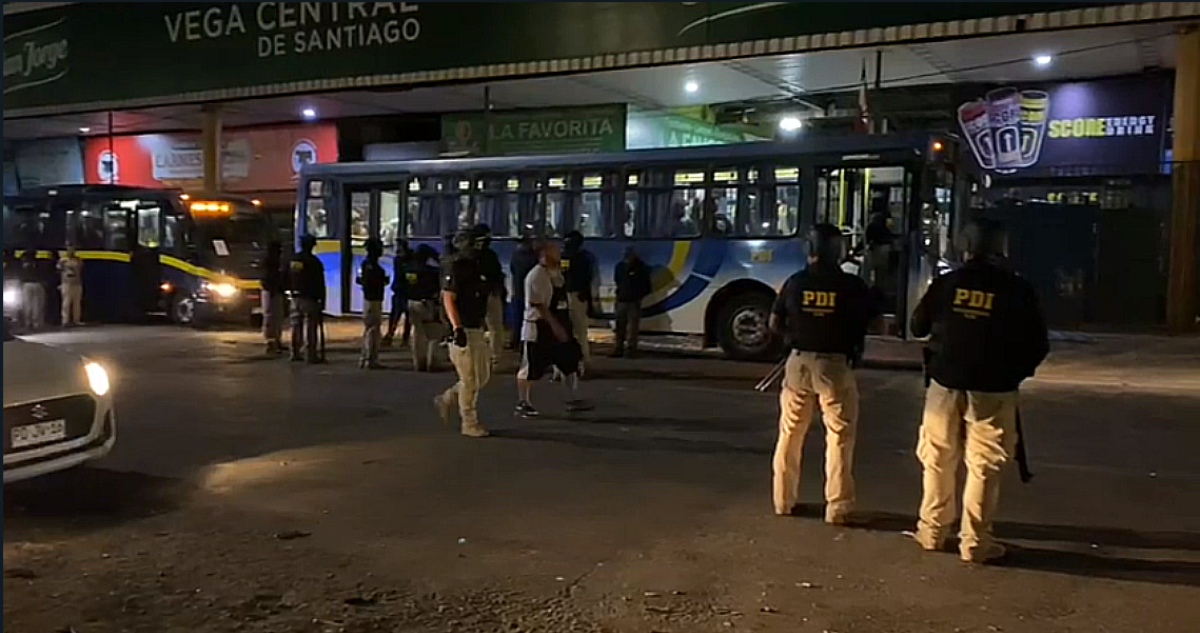 Más de 120 extranjeros detenidos deja operativo PDI en Recoleta: se incautaron drogas y armas