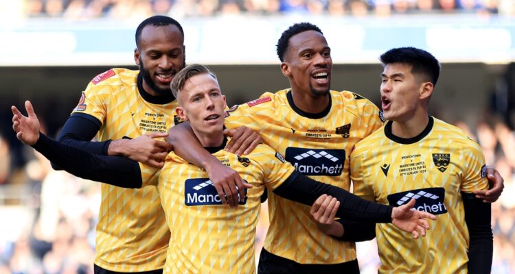 El Maidstone United (sexta división) hizo historia en la FA Cup.