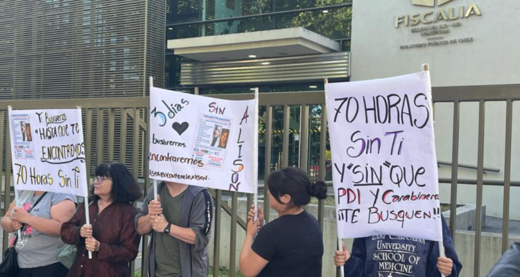 Familia de joven desaparecida en Concepción protestando