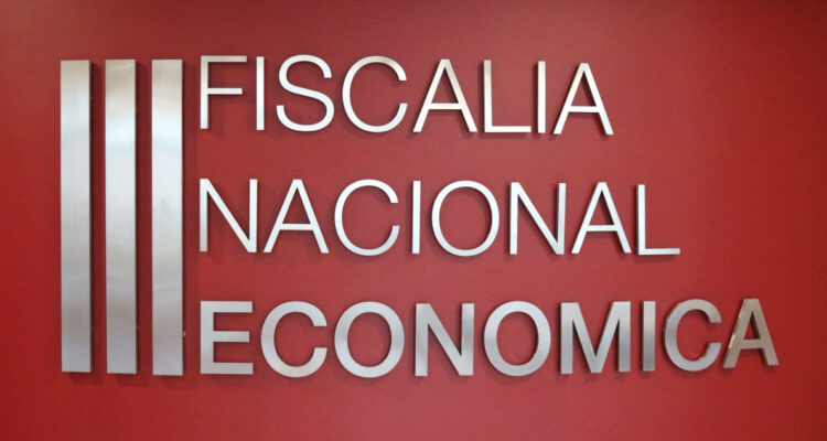 Logo de la Fiscalía Nacional Económica en una pared roja