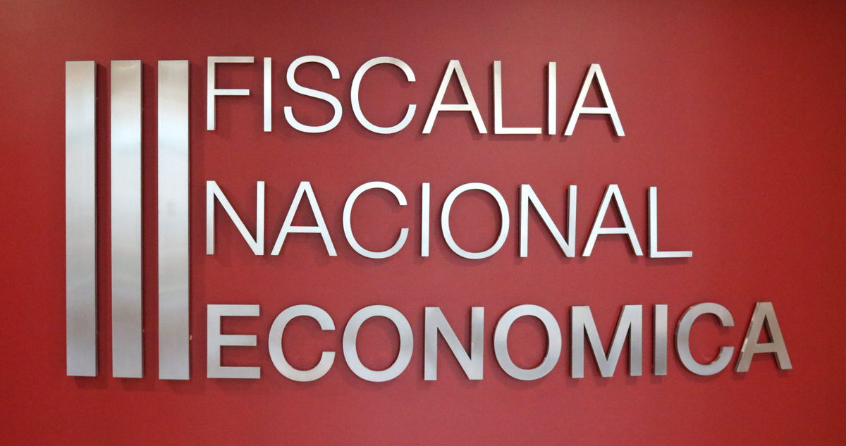 Logo de la Fiscalía Nacional Económica en una pared roja