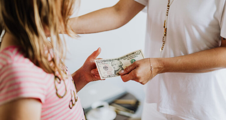 dos personas pasándose plata