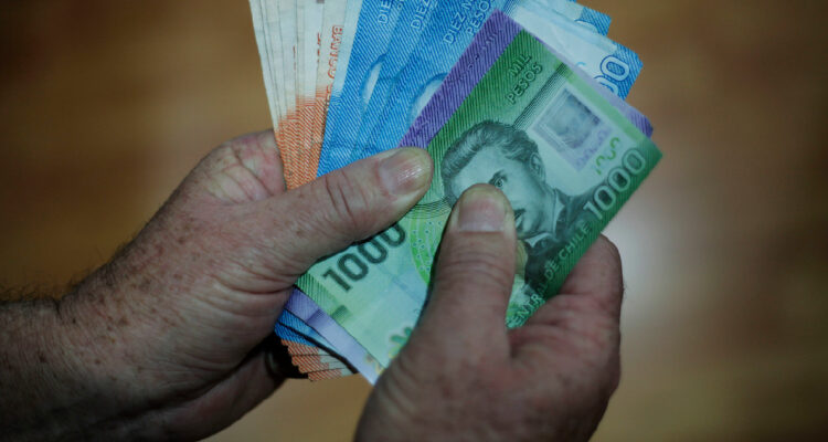 Varios billetes de 20 mil, 10 mil, 2 mil y mil pesos