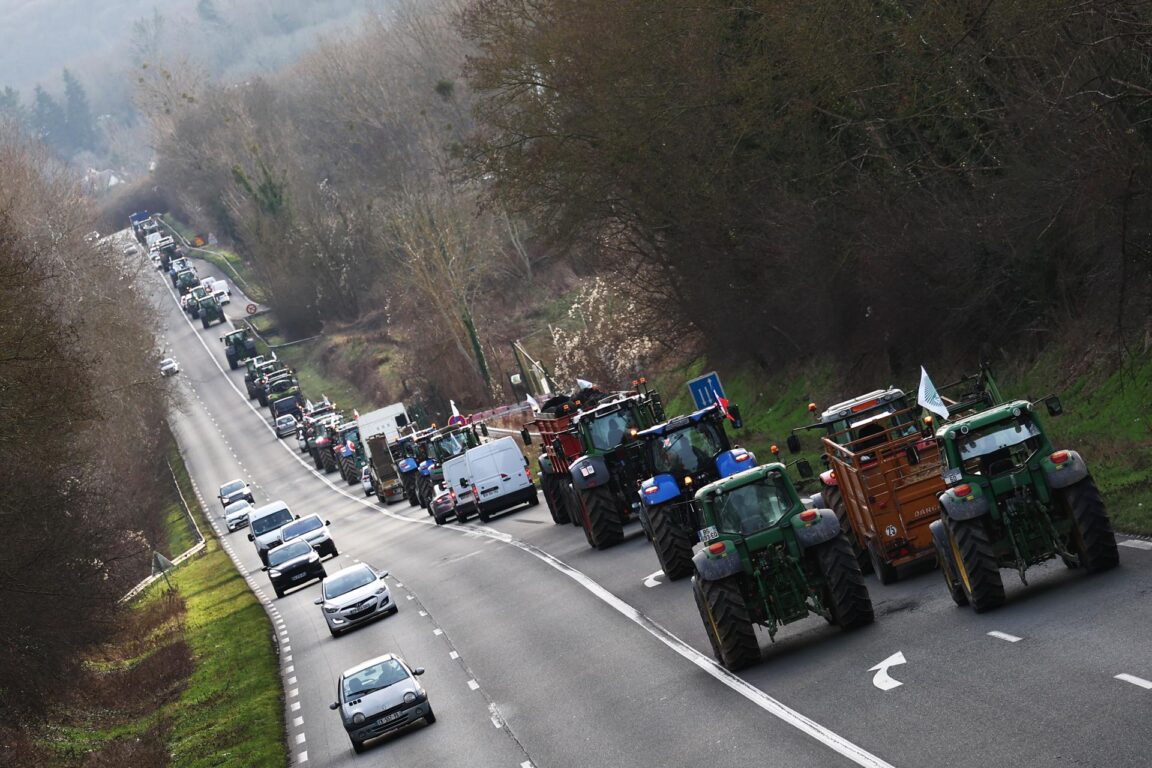 Los tractores ralentizan el tráfico en una carretera cerca de Bornel 