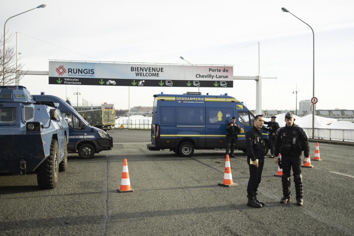 Policías patrullan en la entrada de la ciudad de Rungis, cerca de París | EFE
