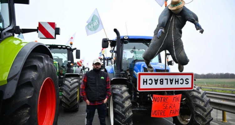 Agricultores de Mosa y Mosela bloquean la autopista A4 cerca de Jossigny, al este de París
