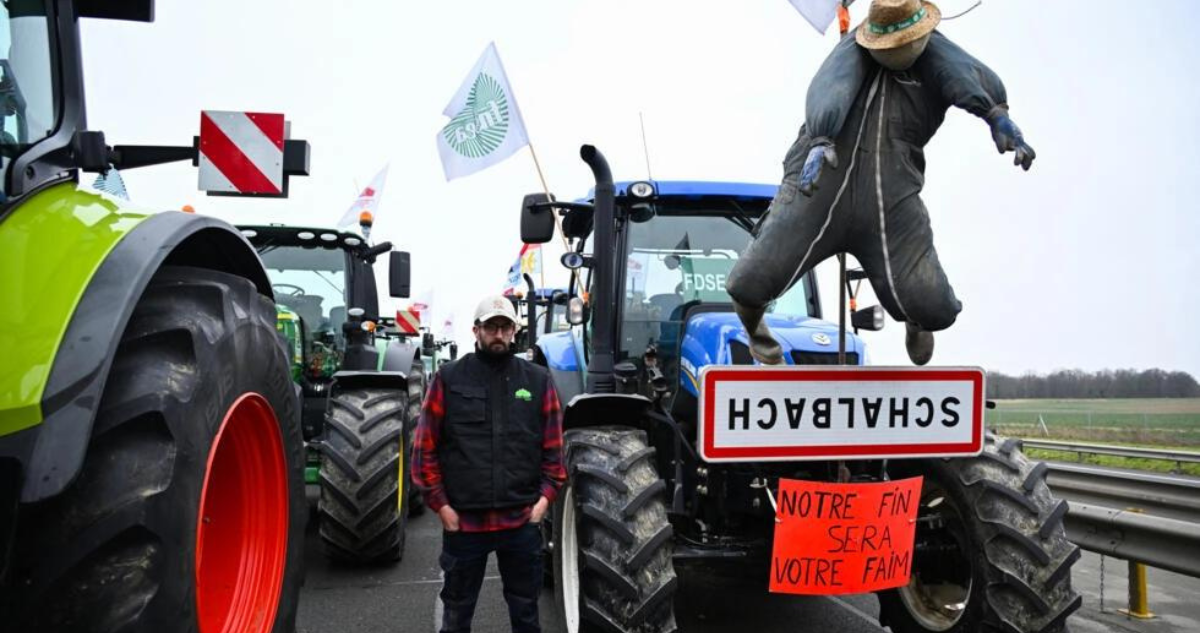 Agricultores de Mosa y Mosela bloquean la autopista A4 cerca de Jossigny, al este de París