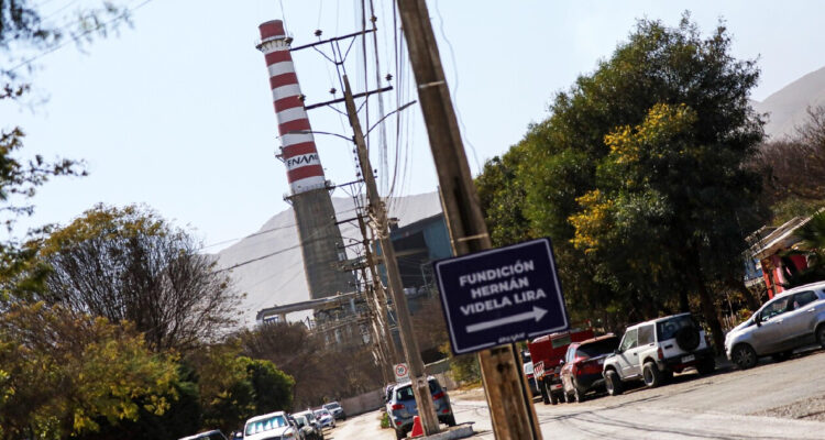 Vista a la chimenea de la fundición de paipote