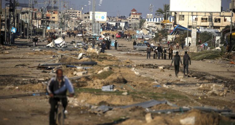 Palestinos caminan por el campo de refugiados de Nuseirat, en el sur de Gaza