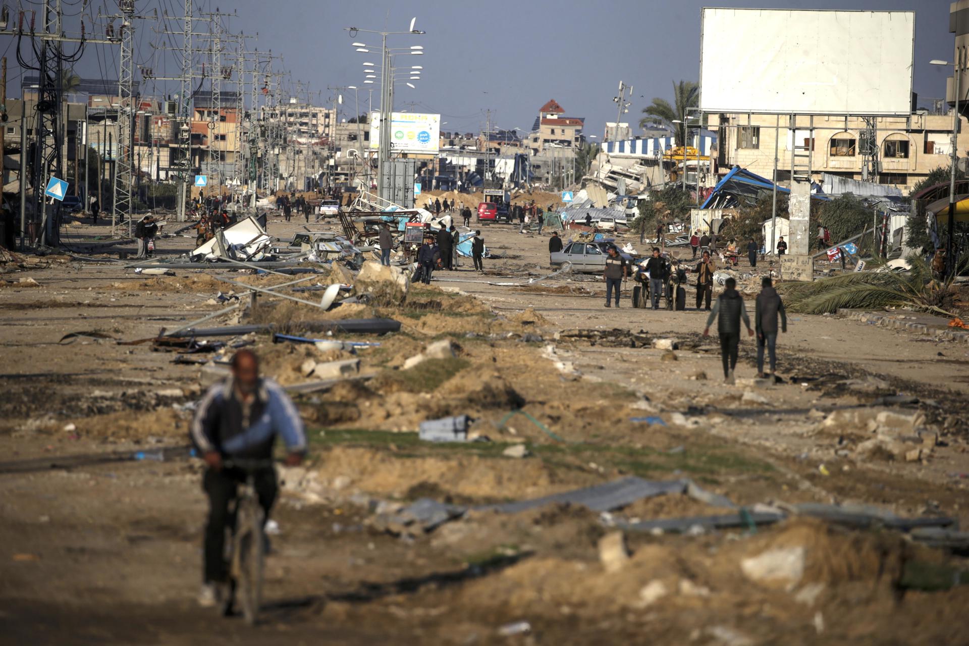 Palestinos caminan por el campo de refugiados de Nuseirat, en el sur de Gaza