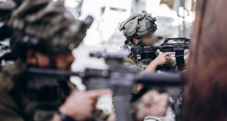 Soldados israelíes durante uno de los ataques en Gaza este lunes