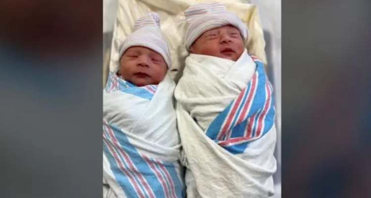 Curioso: Gemelos nacieron con minutos de diferencia en EEUU pero uno en 2023 y el otro en 2024