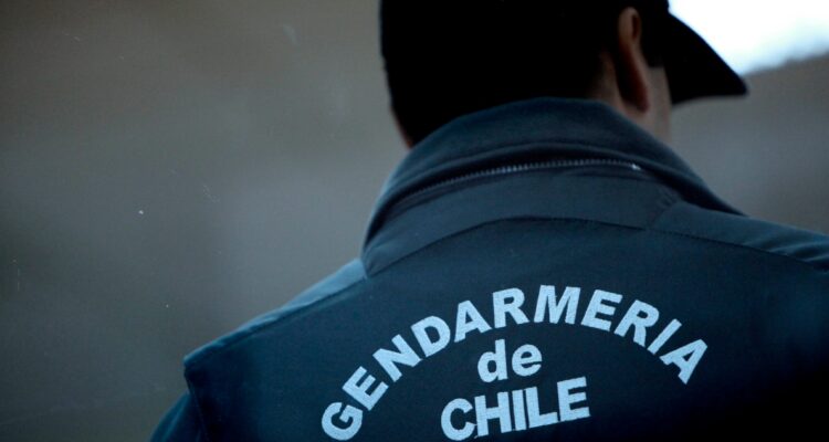 Destituyen a gendarme acusado de robar sueldos a internos de la cárcel de Puerto Montt