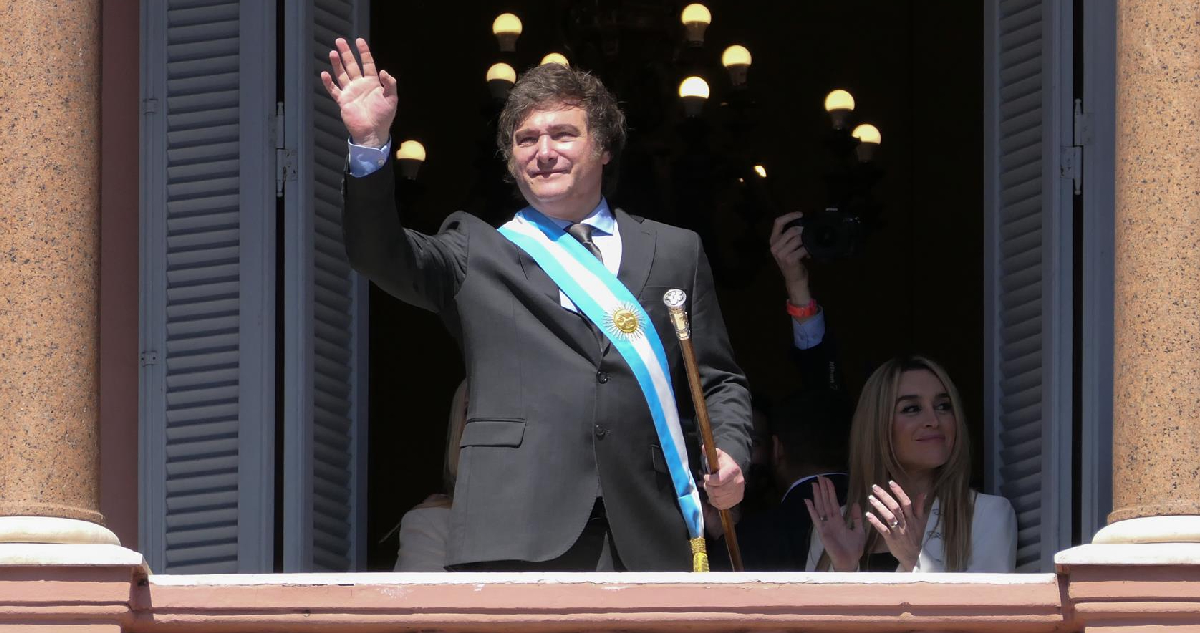 Presidente de argentina, Javier Milei, saludando por un balcón de la Casa Rosada