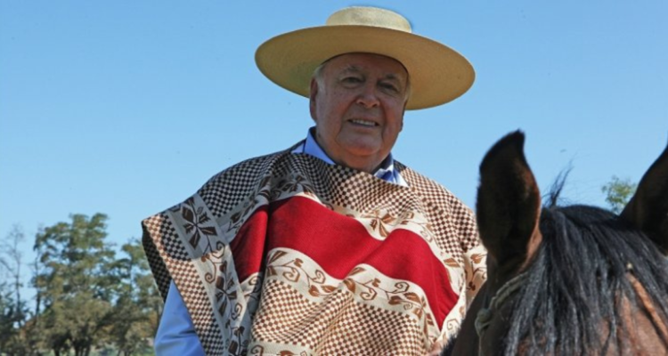 Imagen de Gonzalo Vial montado en un caballo, pues era fanático del rodeo.