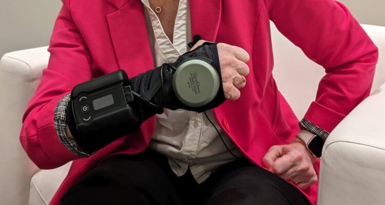 “Es un cambio de vida”: Desarrollan un guante que detiene los temblores en personas con Parkinson