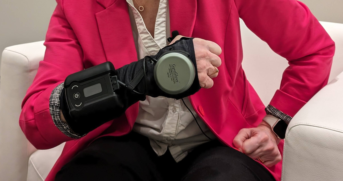 “Es un cambio de vida”: Desarrollan un guante que detiene los temblores en personas con Parkinson