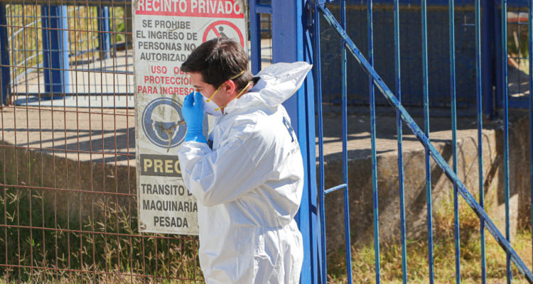 Imagen de funcionario de la PDI por hallazgo de feto en La Unión