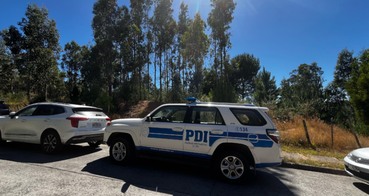 Vehículo de la PDI tras hallazgo en Cerro de la Virgen