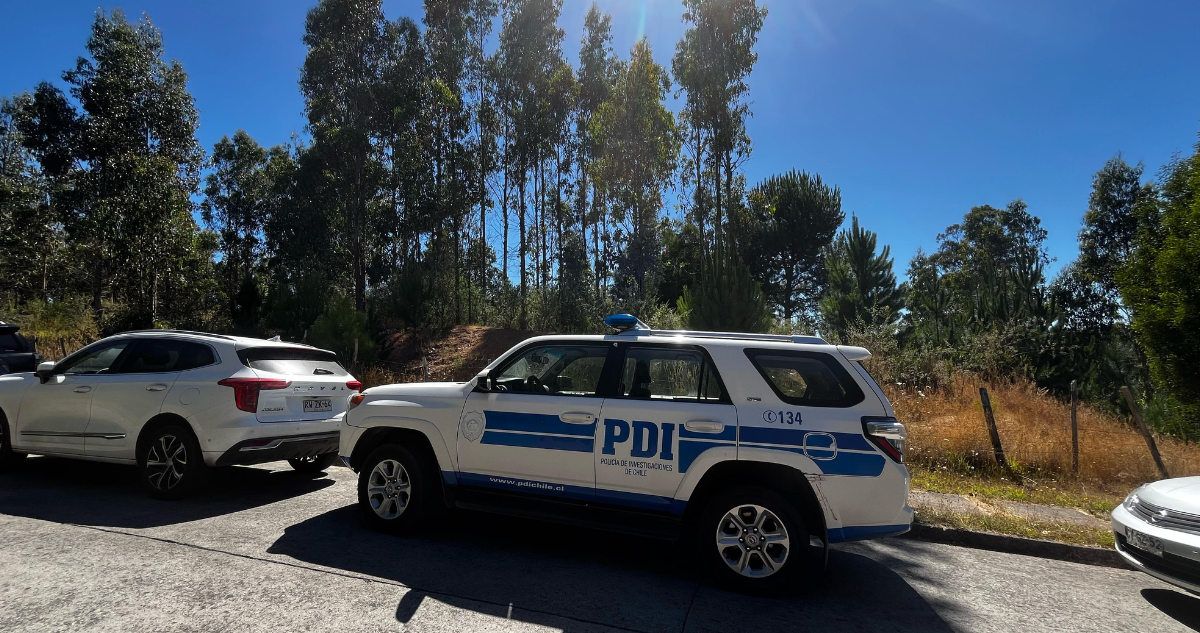Vehículo de la PDI tras hallazgo en Cerro de la Virgen